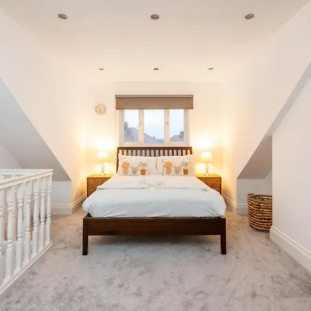 Bright Modern Family House 15 Mins To Central York