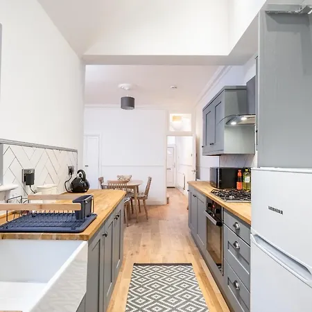 Bright Modern Family House 15 Mins To Central