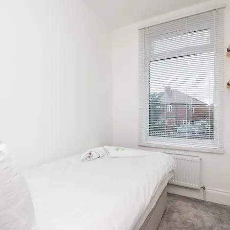 Bright Modern Family House 15 Mins To Central Feriehus